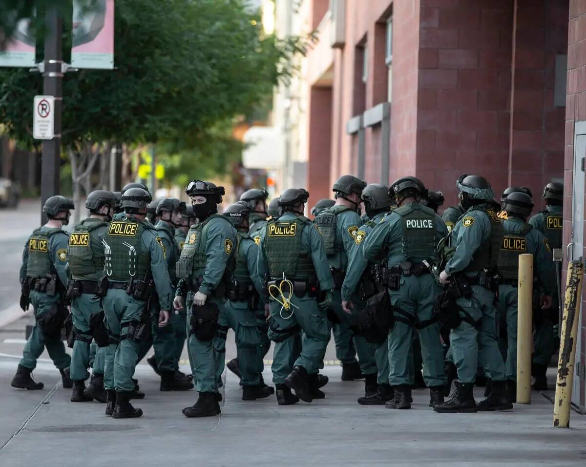 Agentes de policía se movilizan en el centro de Las Vegas el miércoles 3 de junio de 2020, mi ...