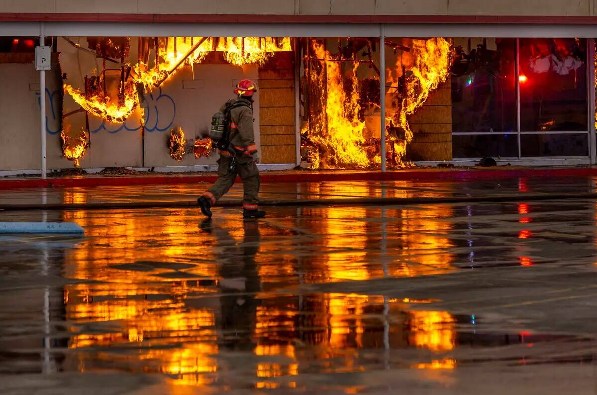Un bombero observa las llamas mientras los Bomberos de Las Vegas y del Condado Clark trabajan e ...