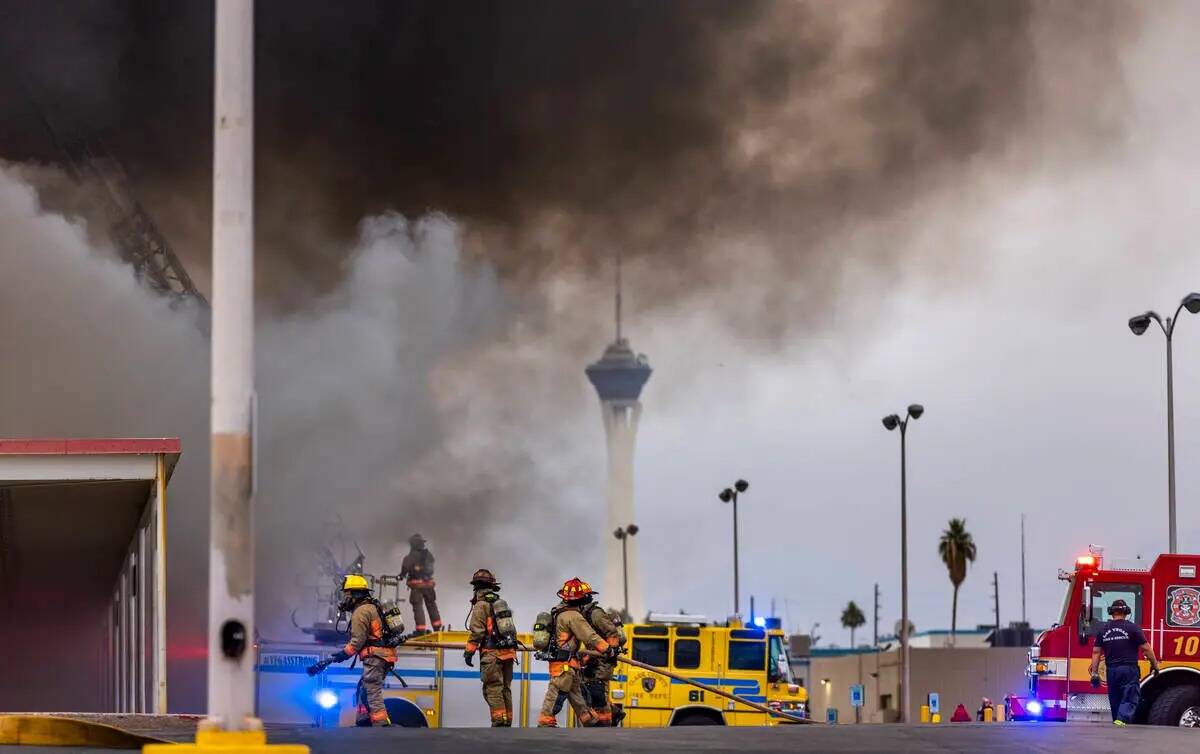 El humo negro se eleva hacia el cielo mientras los Bomberos de Las Vegas y del Condado Clark tr ...