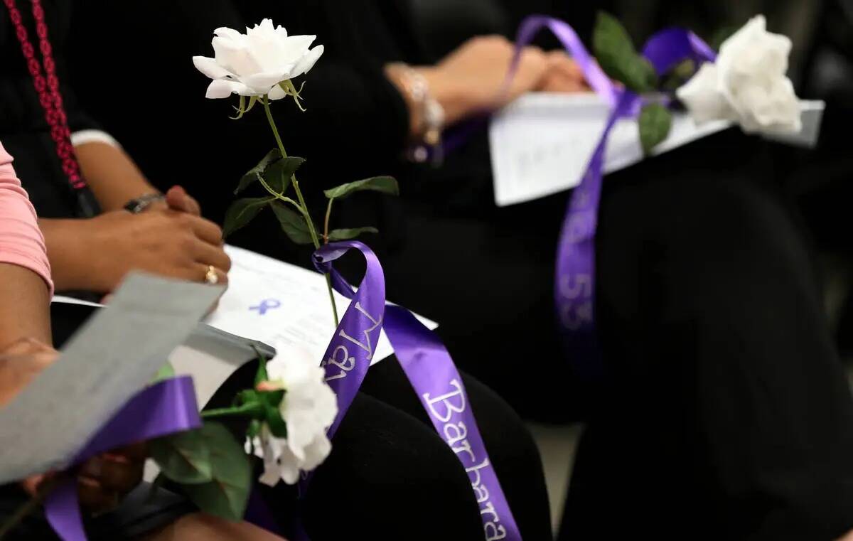 Rosas con nombres durante una ceremonia en el Centro de Justicia Familiar del Sur de Nevada, en ...