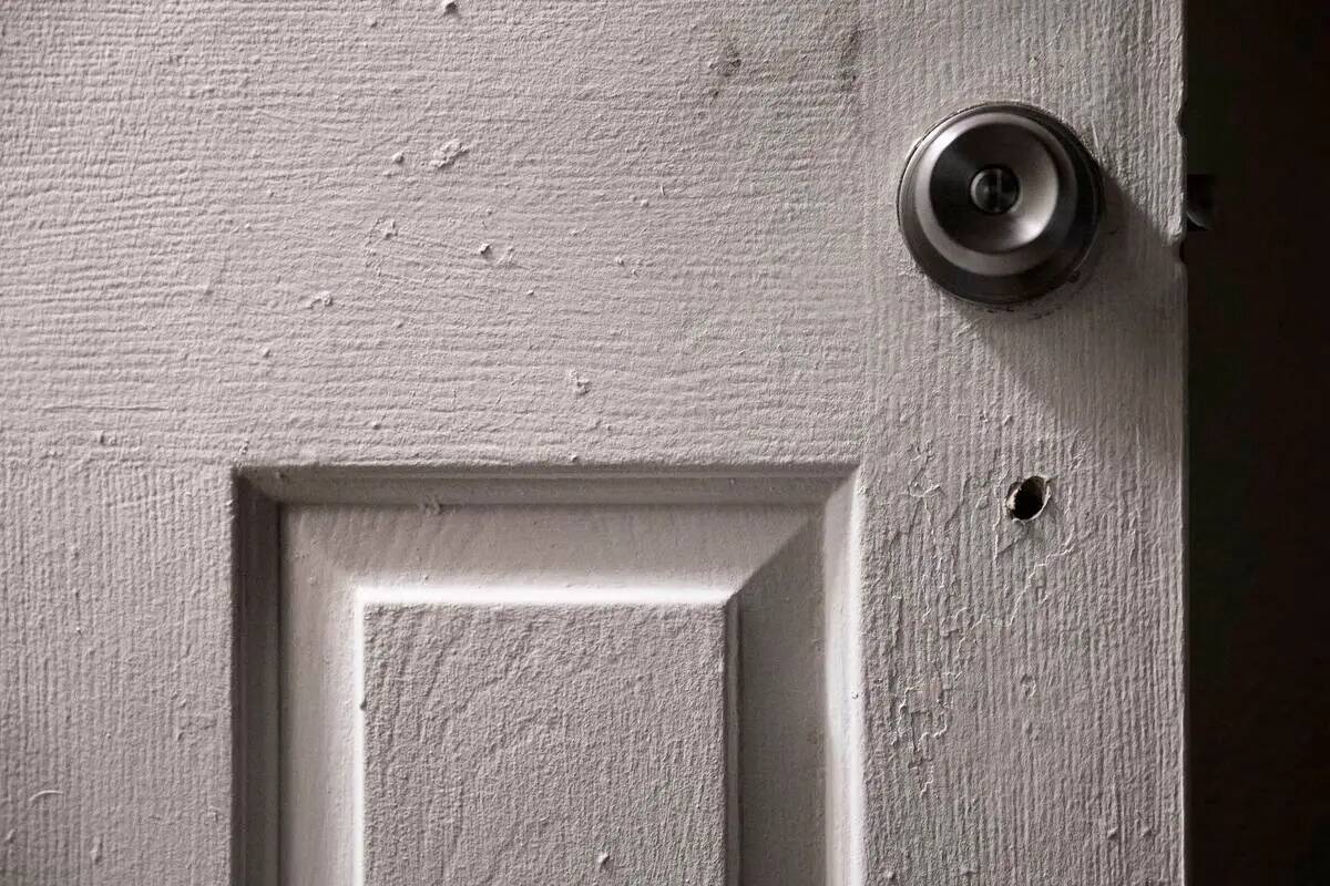Agujero de bala en la puerta del dormitorio de Shaletres Townsend creado durante el tiroteo de ...