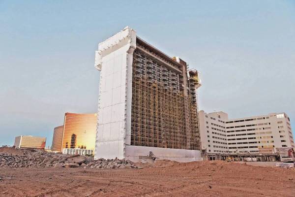 La torre Monte Carlo del clausurado hotel-casino Riviera de Las Vegas se prepara para su implos ...