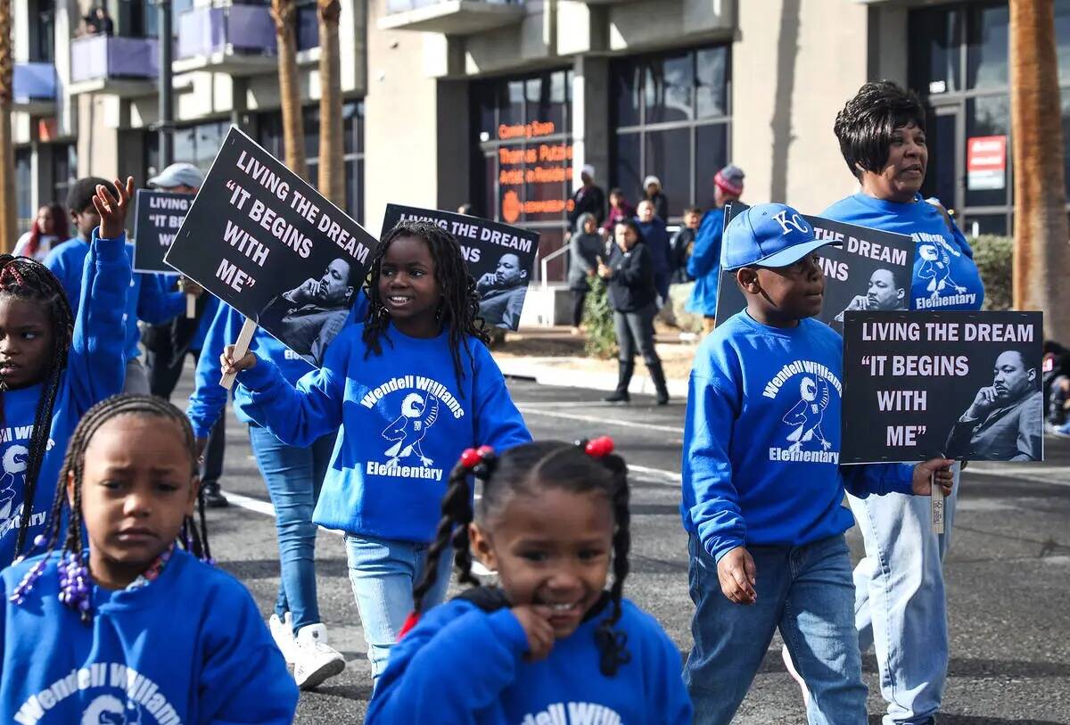 Niños de Wendell P. Williams Elementary School caminan en el 41º desfile anual de Martin Luth ...