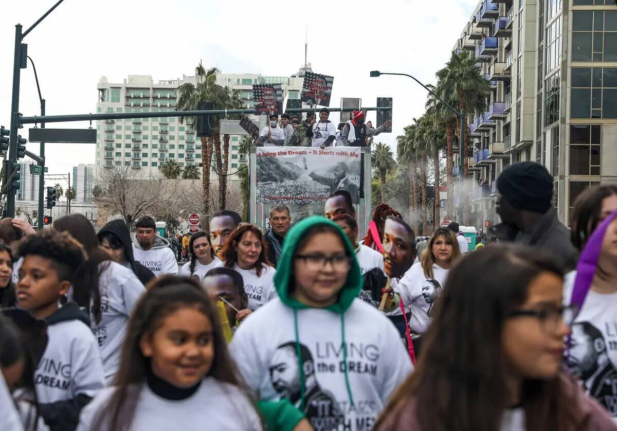 Los asistentes al desfile caminan en el 41º desfile anual de Martin Luther King Jr. en el cent ...