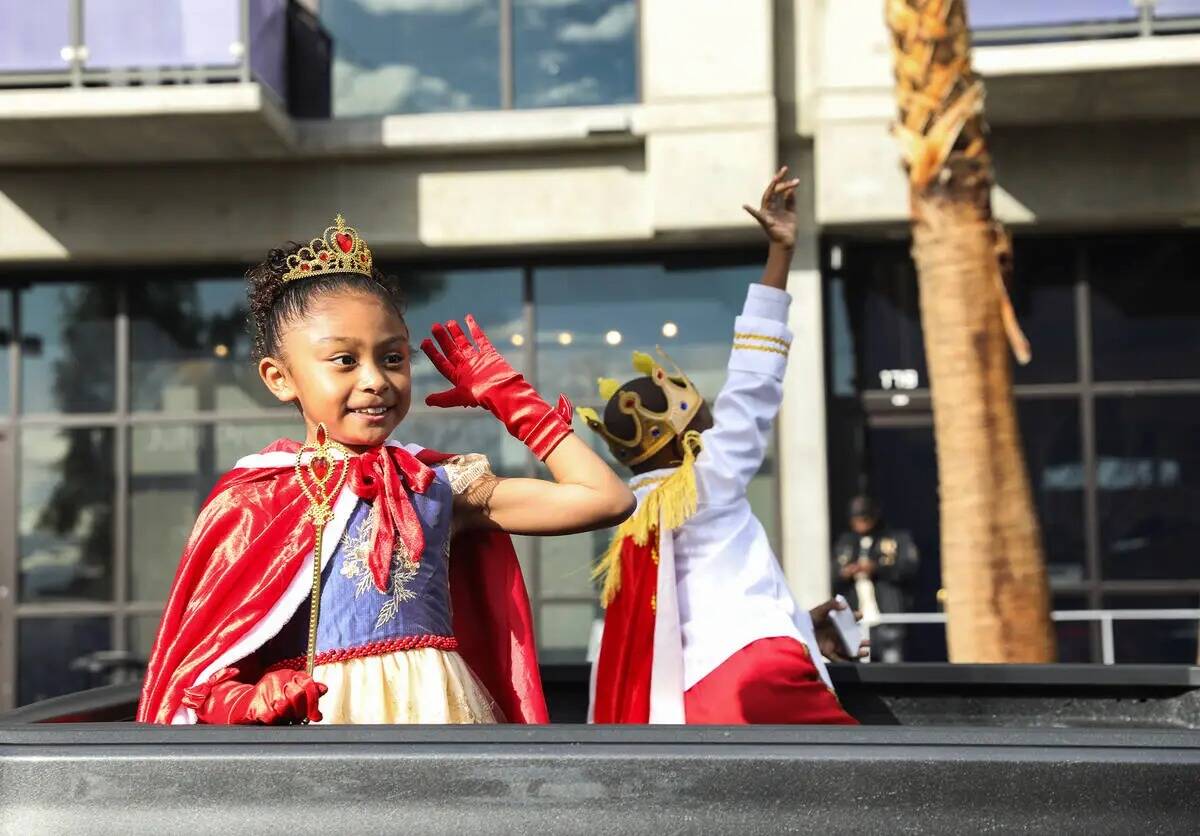 La gran mariscal junior Ava Ramírez, de ocho años, saluda a la multitud en el 41º desfile an ...