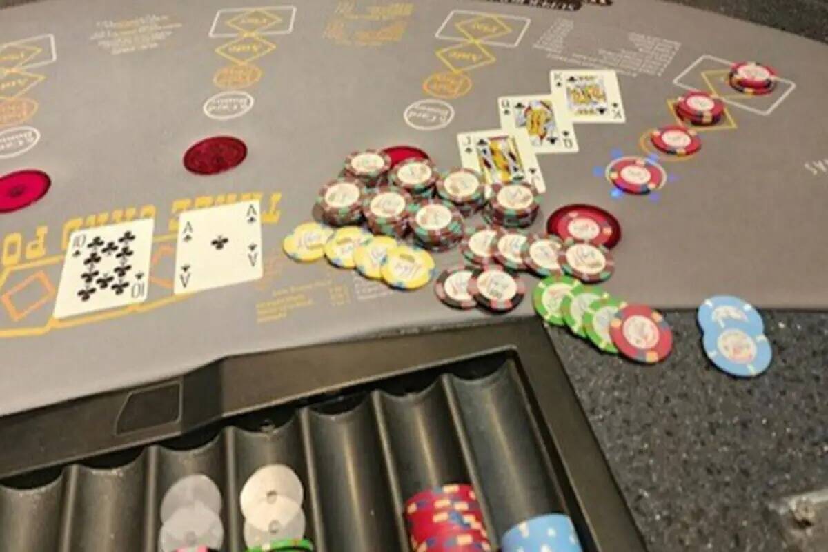 Gabriel Moreno ganó un premio mayor progresivo en Three Card Poker en Paris Las Vegas el sába ...