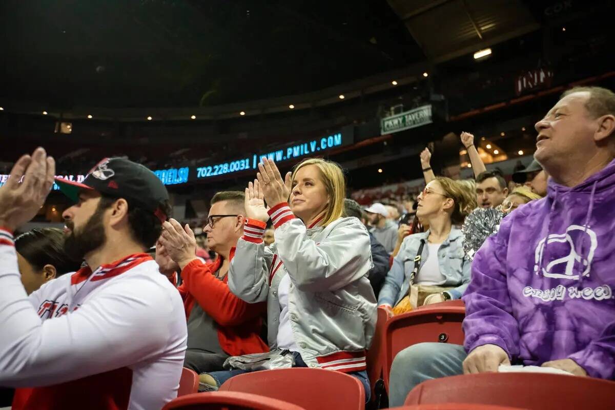 Los fans reaccionan al partido de básquetbol masculino de UNLV contra Colorado State Universit ...