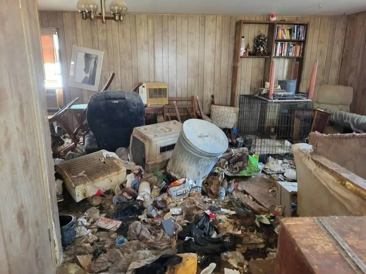 Una de las dos casas de Dolan Springs, Arizona, de las que se incautaron 43 perros en diversos ...