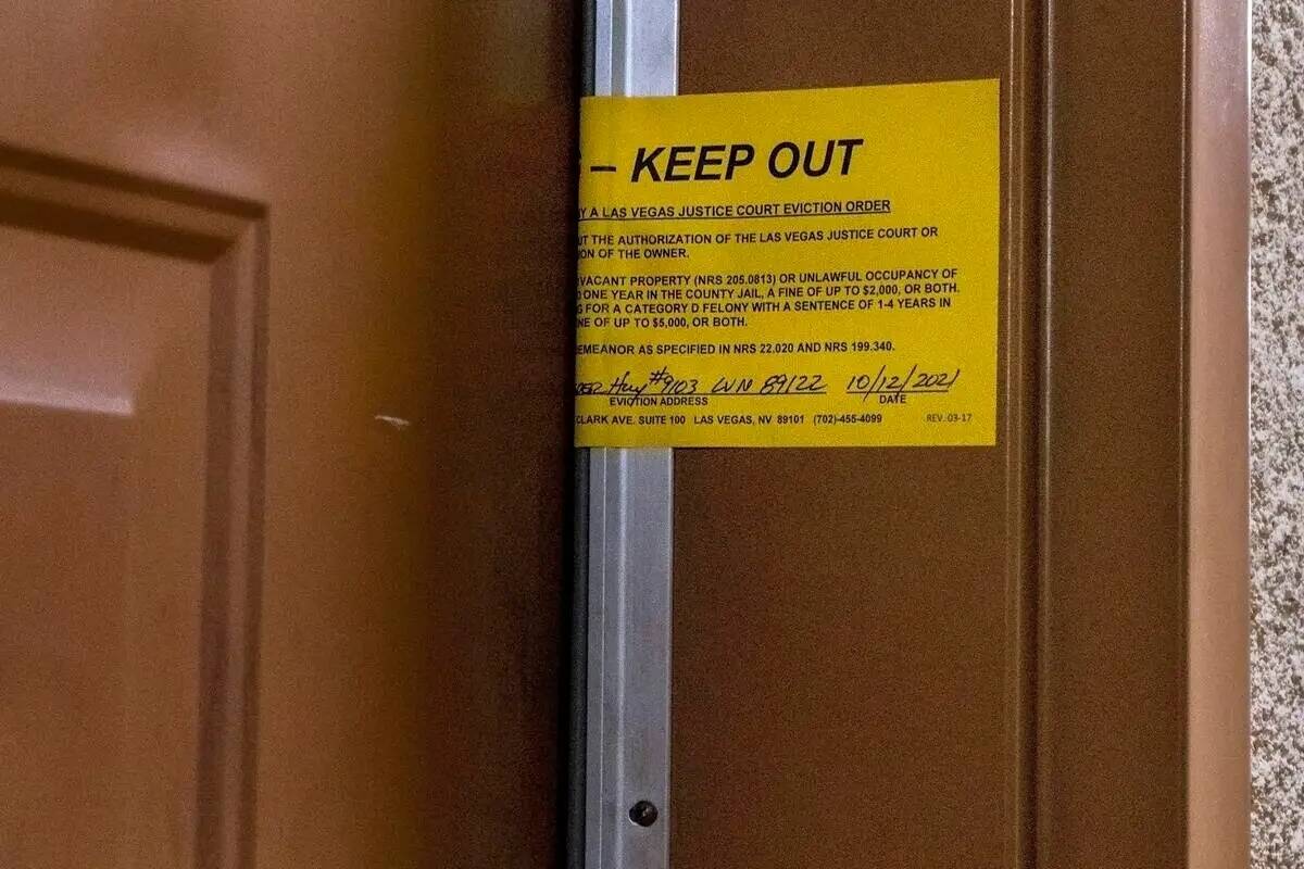Un aviso de desalojo del Tribunal de Justicia de Las Vegas se fija en la puerta de un residente ...