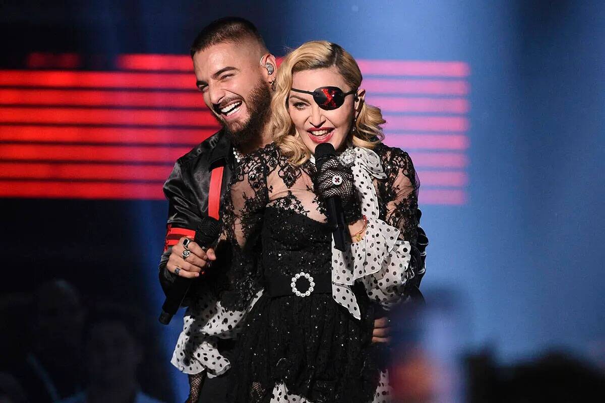 Maluma, a la izquierda, y Madonna interpretan "Medellín" en los Billboard Music Awards el mié ...