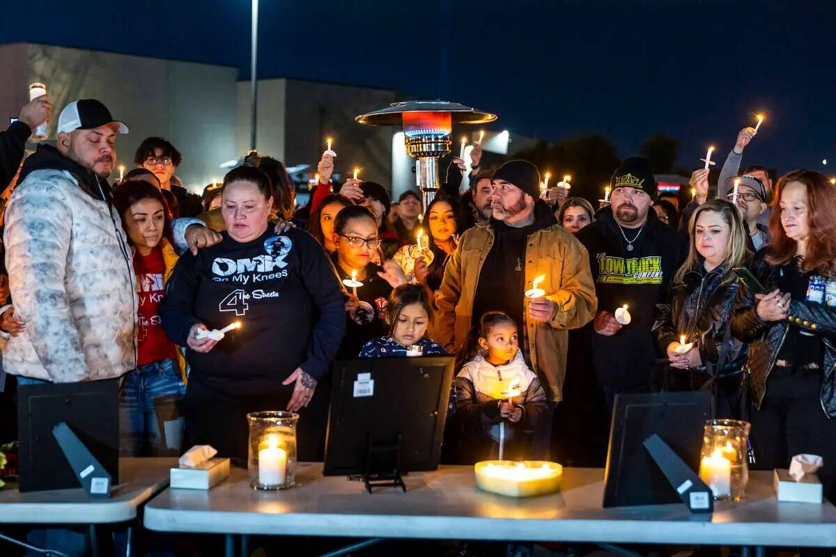 Familiares y amigos de Jonet Dominguez le rinden homenaje durante una vigilia con velas en Awak ...
