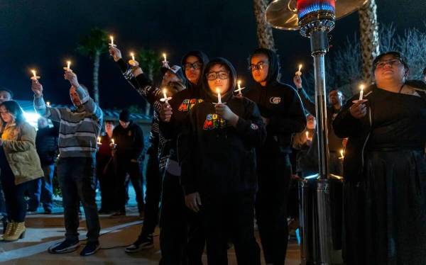 Familiares y amigos de Jonet Dominguez le rinden homenaje durante una vigilia con velas en Awak ...