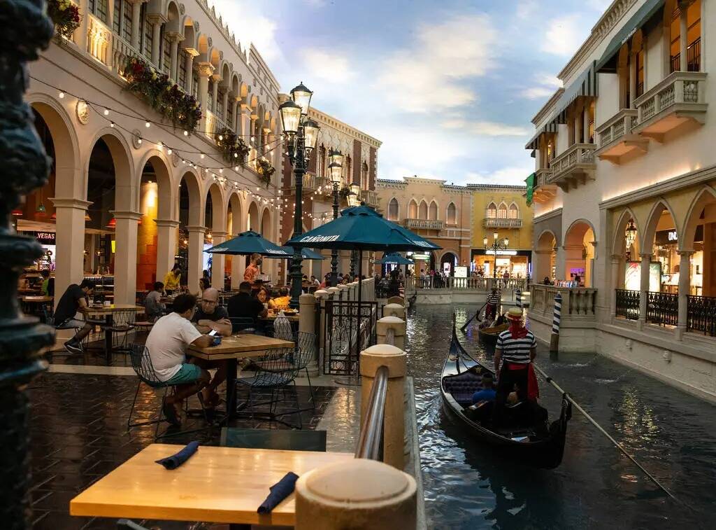 Turistas dan un paseo en góndola por el Grand Canal del hotel-casino Venetian, en el Strip de ...