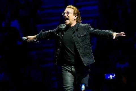 Bono de U2 se presenta en T-Mobile Arena de Las Vegas el viernes 11 de mayo de 2018. (Chase Ste ...