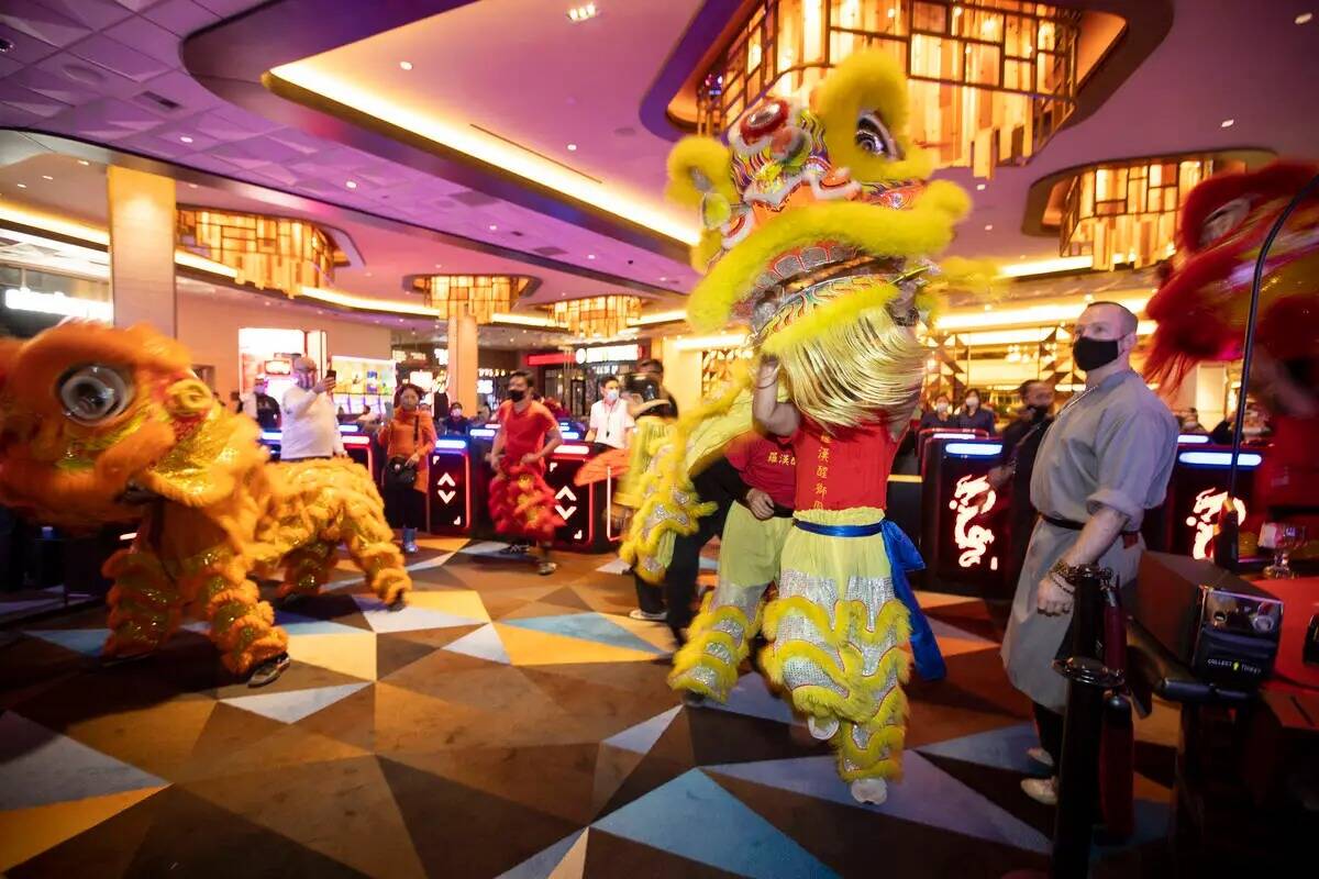 La Lohan School of Shaolin se presenta con la danza del León chino para celebrar el Año Nuevo ...