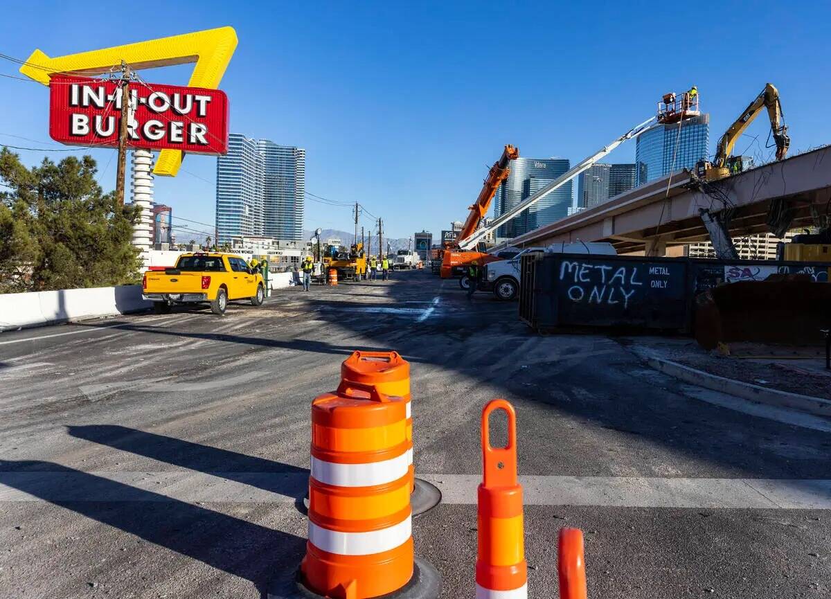 La salida de Tropicana Avenue está cerrada mientras los trabajadores demuelen el puente, el mi ...
