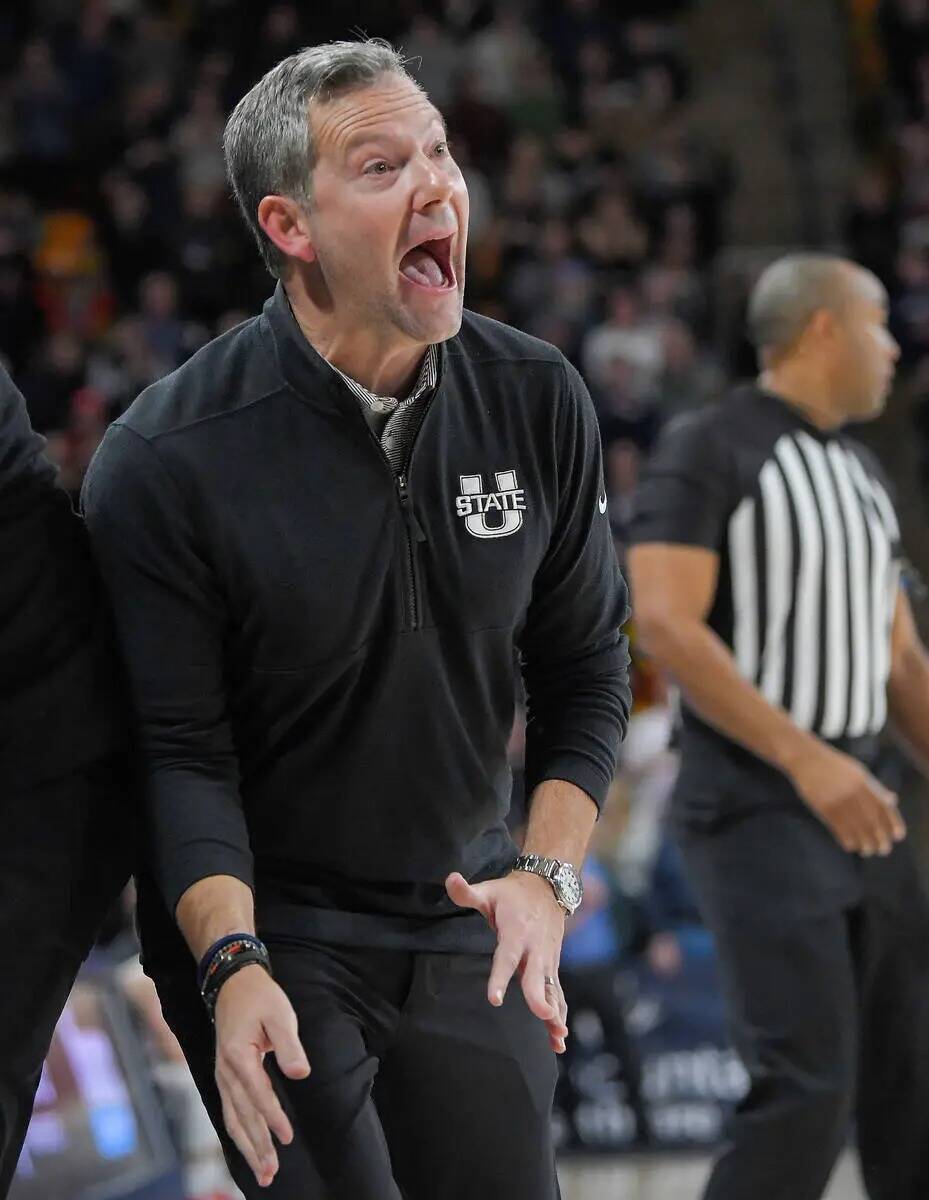 El entrenador de Utah State, Ryan Odom, dice a su equipo que no le quedan tiempos muertos duran ...