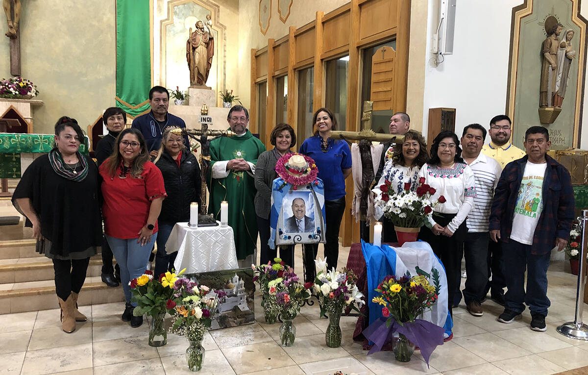 Familias guatemaltecas asistieron a la misa en honor al Cristo Negro de Esquipulas, ícono de l ...