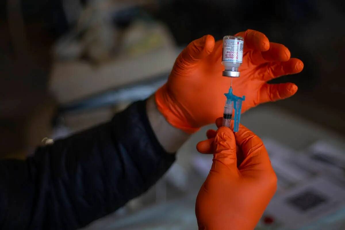 Craig Johnson extrae una dosis de la vacuna Moderna COVID-19 en preparación para una clínica ...