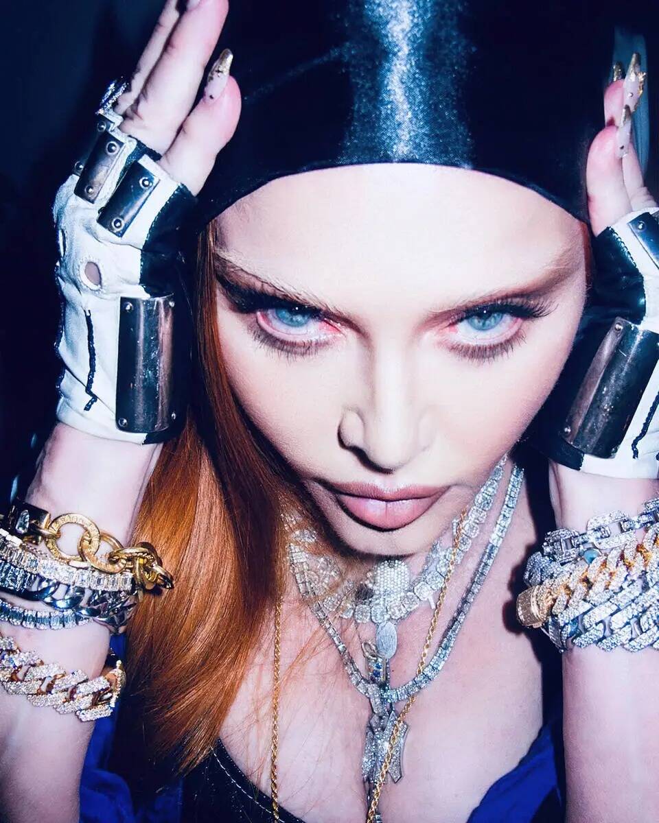 Madonna, en una foto promocional, ha añadido 13 fechas -incluido un segundo concierto en T-Mob ...