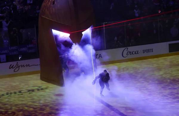 El defensa de los Golden Knights Kaedan Korczak (6) patina sobre el hielo antes de un partido d ...