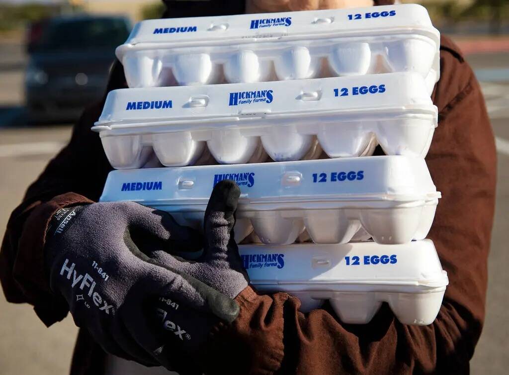 La voluntaria Christina Bailey sostiene paquetes de huevos para regalar en un sitio de distribu ...
