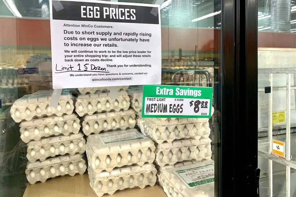 Un cartel explicativo de los precios de los huevos se ve en WinCo Foods, en la calle North Step ...