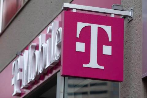 ARCHIVO - El logotipo de T-Mobile en un escaparate, el 14 de octubre de 2022, en Boston. La ope ...