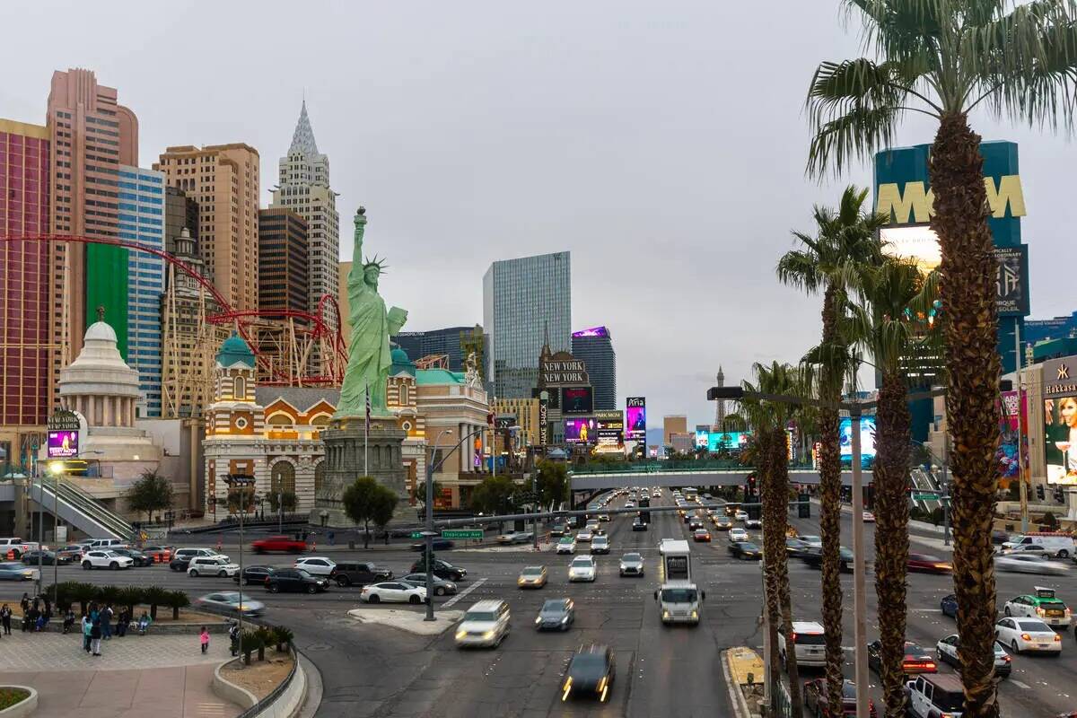 El tránsito a lo largo del Strip de Las Vegas cruza la avenida Tropicana el jueves 19 de enero ...