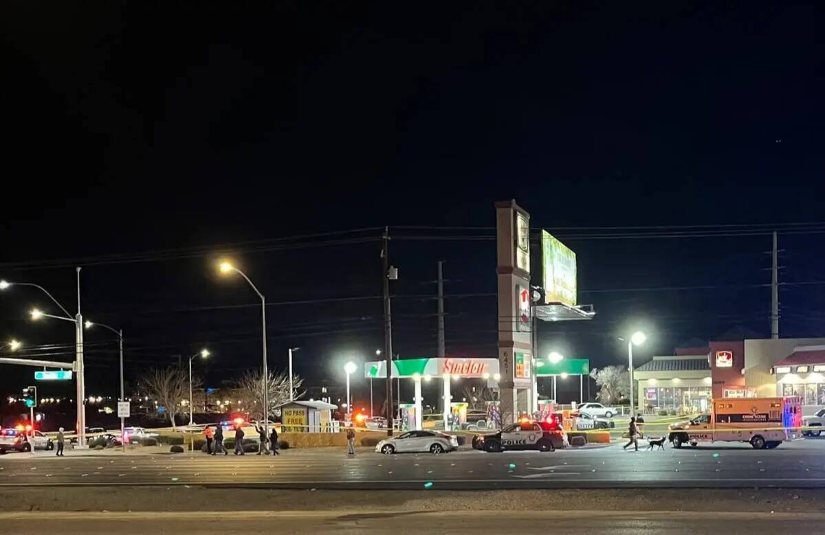 La policía investiga un tiroteo mortal frente a una gasolinera en Boulder Highway y Russell Ro ...