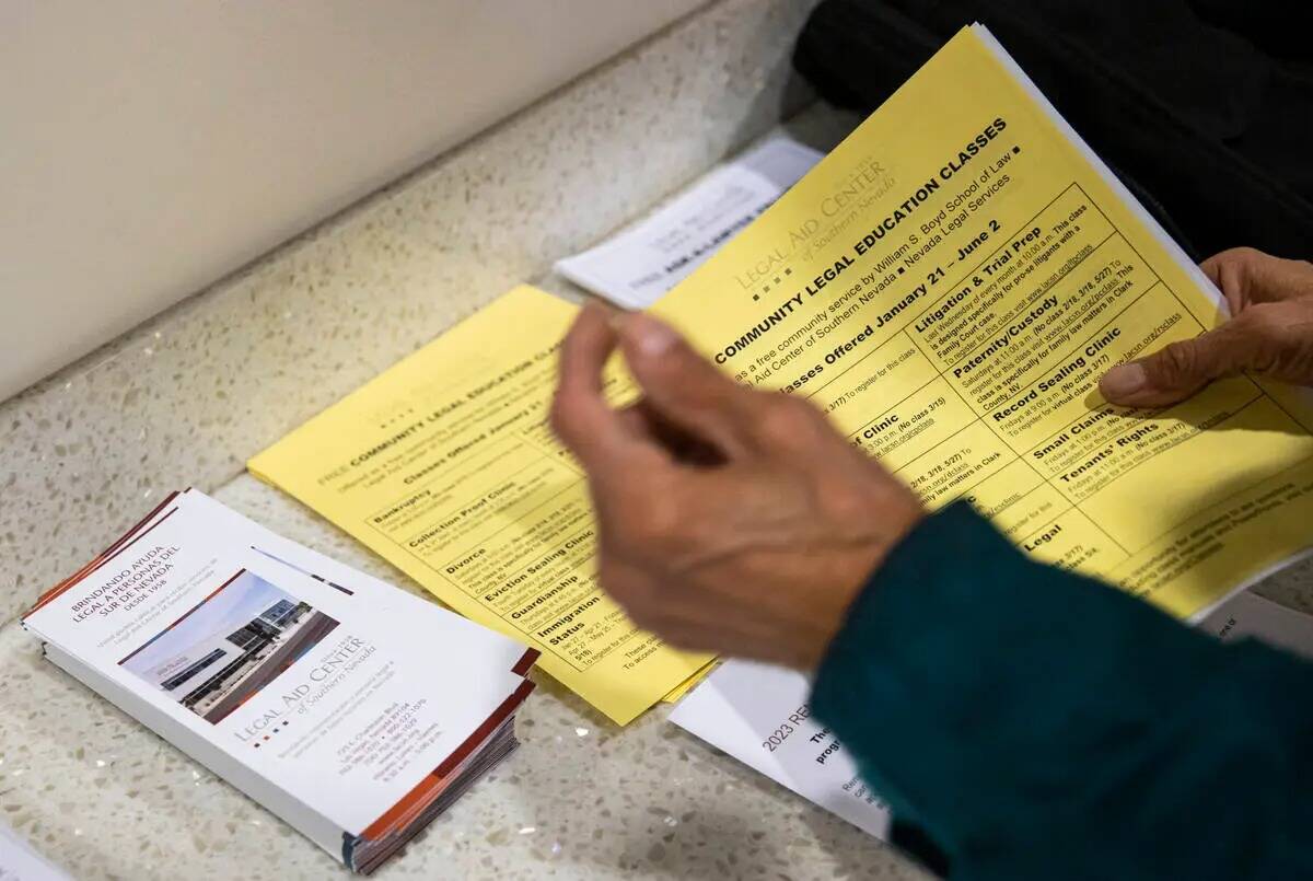 Un hombre recoge documentos informativos en el Legal Aid Center of Southern Nevada el martes 17 ...