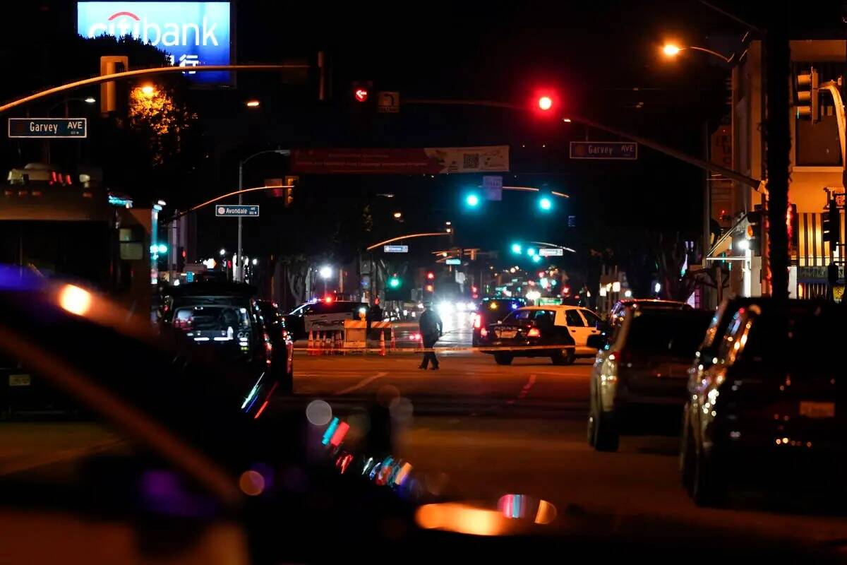 La policía investiga la escena de un tiroteo en Monterey Park, California, el domingo 22 de en ...