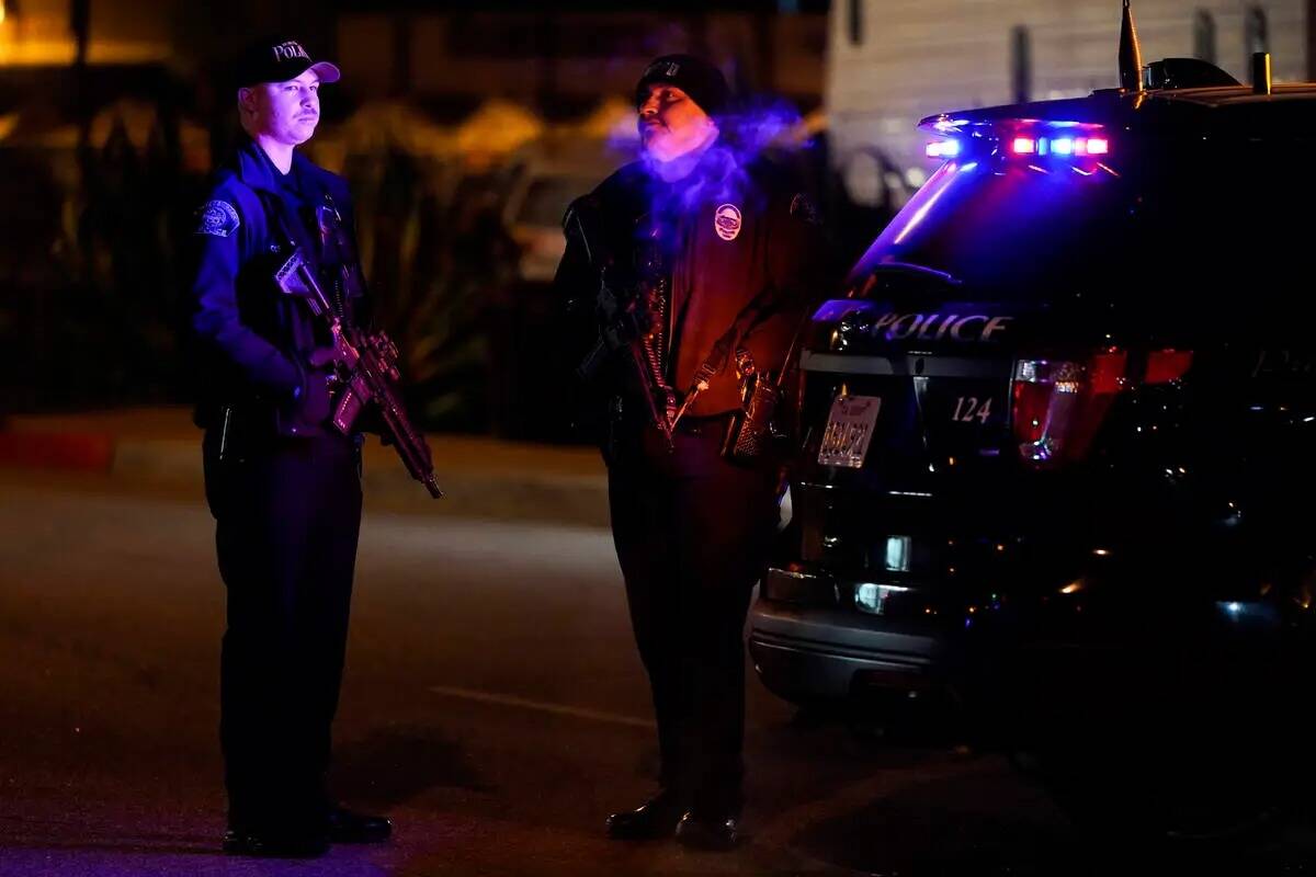 Dos agentes de policía montan guardia cerca del lugar donde se produjo un tiroteo en Monterey ...