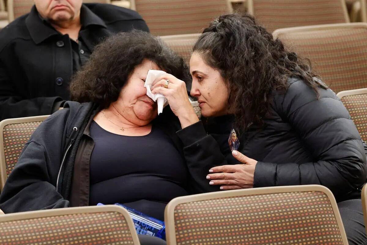 La madre de la víctima del tiroteo Dianne Hawatmeh, Mona Sayegh, de Henderson, Nevada, izquier ...