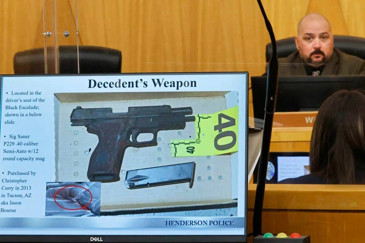 Se muestra una imagen del arma de Jason Bourne mientras el detective de la policía de Henderso ...
