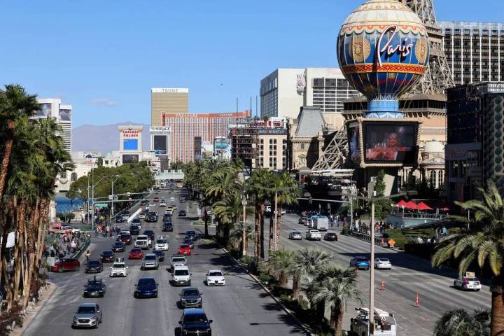 Personas y vehículos en el Strip a la altura de Bellagio Drive en Las Vegas el viernes 20 de e ...