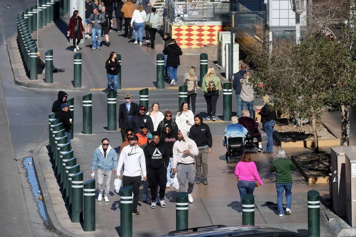 Peatones caminan por el sur del Strip en Las Vegas el viernes 20 de enero de 2023. (K.M. Cannon ...
