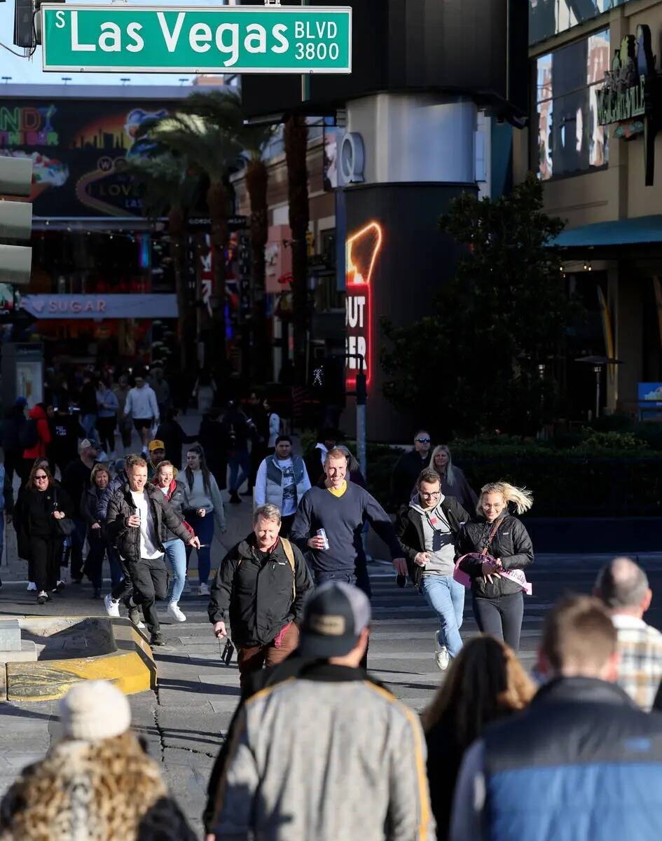 Peatones cruzan el Strip en el hotel The Linq de Las Vegas el viernes 20 de enero de 2023. (K.M ...