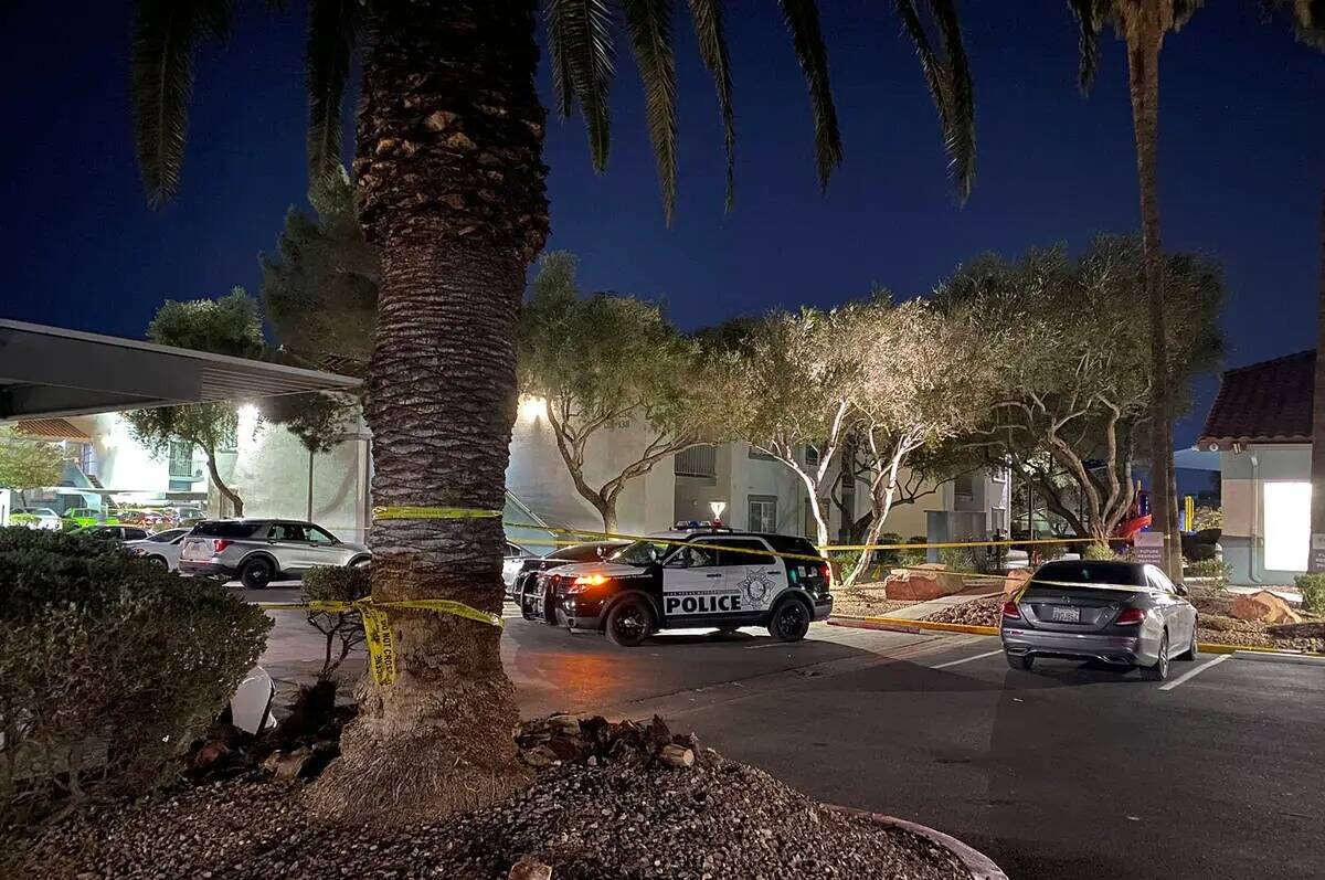 La policía de Las Vegas investiga un homicidio en un complejo de apartamentos en la cuadra 450 ...