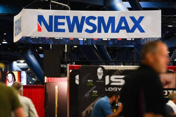 Carteles de la cadena de televisión conservadora Newsmax en una cabina de televisión durante ...