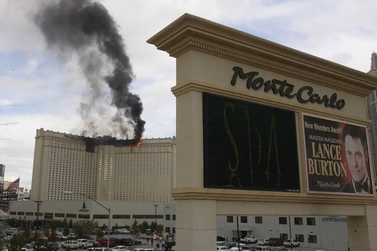 El humo y las llamas se elevan tras declararse un incendio en el hotel-casino Monte Carlo de La ...