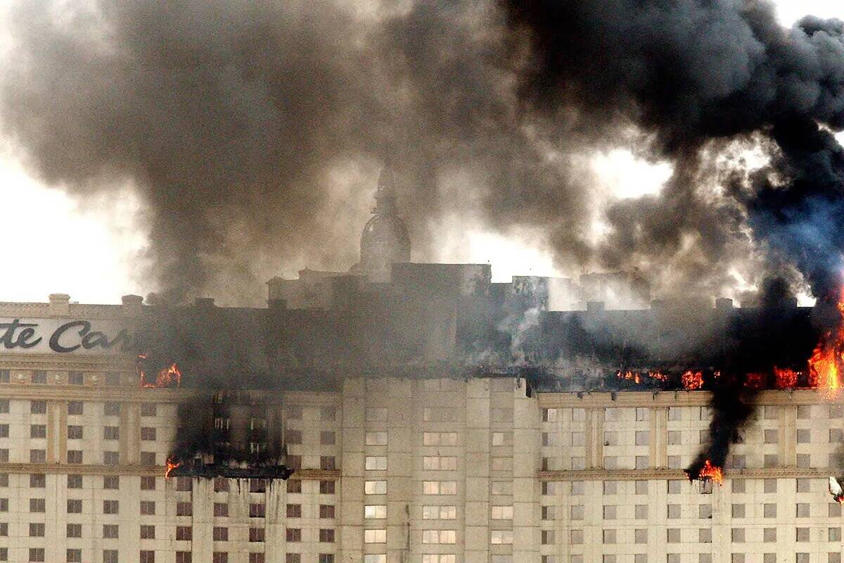 Las llamas y el humo se elevan desde el hotel-casino Monte Carlo de Las Vegas tras declararse u ...