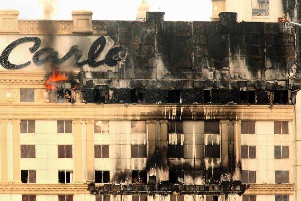 Las llamas y el humo se elevan desde el hotel-casino Monte Carlo, en el Strip de Las Vegas, tra ...