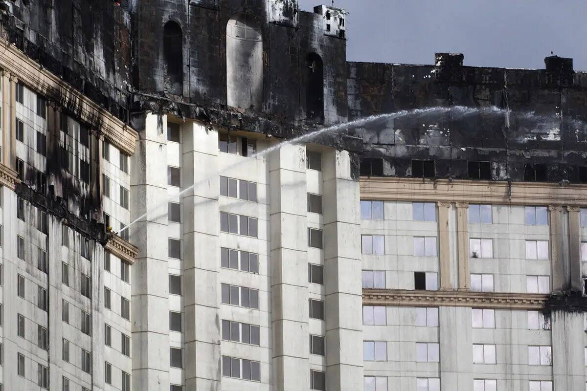 Los bomberos apagan los focos de calor en los pisos superiores del hotel-casino Monte Carlo el ...