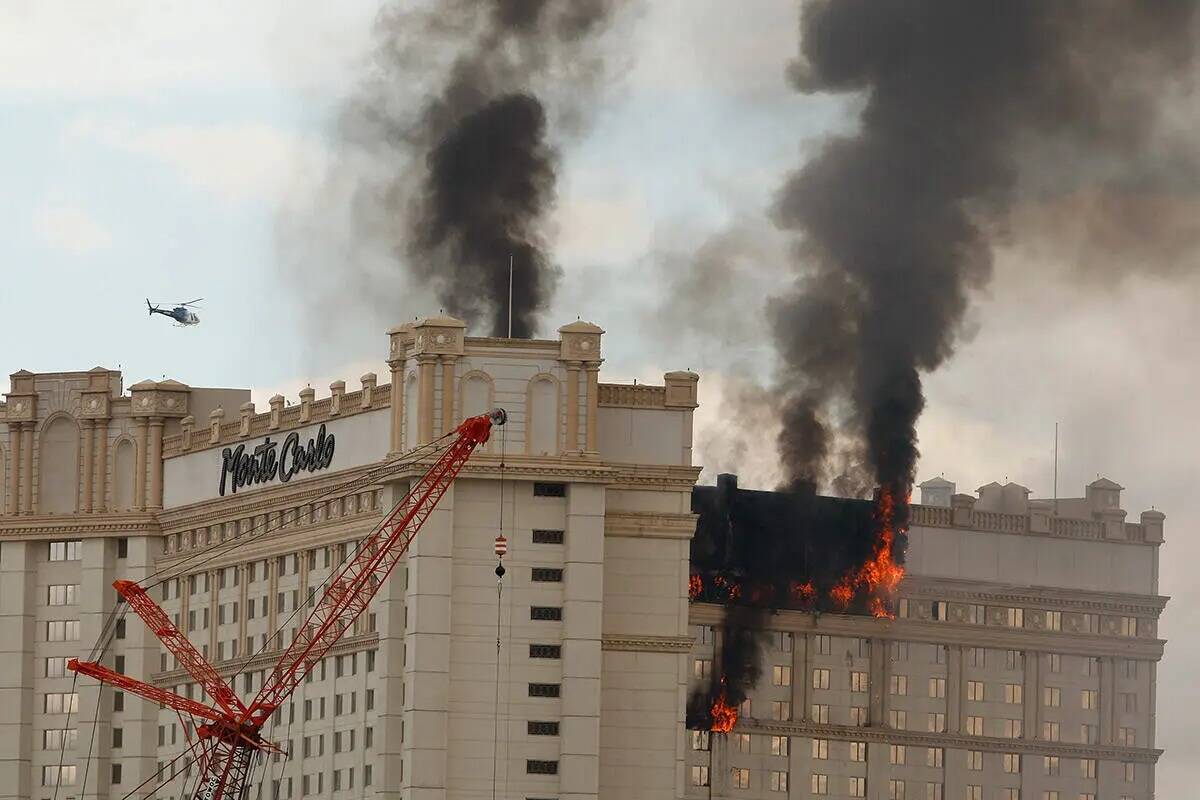 El humo y el fuego se elevan desde la fachada del hotel-casino Monte Carlo el viernes 25 de ene ...