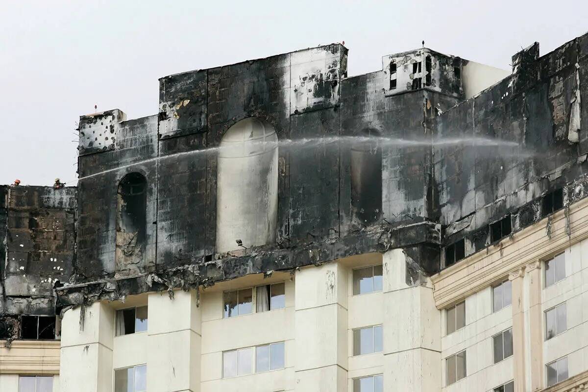 Los bomberos apagan los focos de incendio en los pisos superiores del hotel-casino Monte Carlo ...