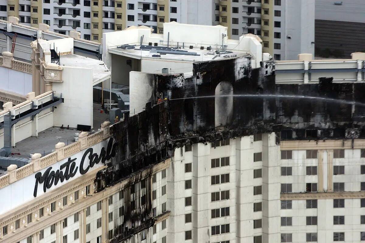 Los bomberos apagan los focos de calor en los pisos superiores del hotel-casino Monte Carlo el ...