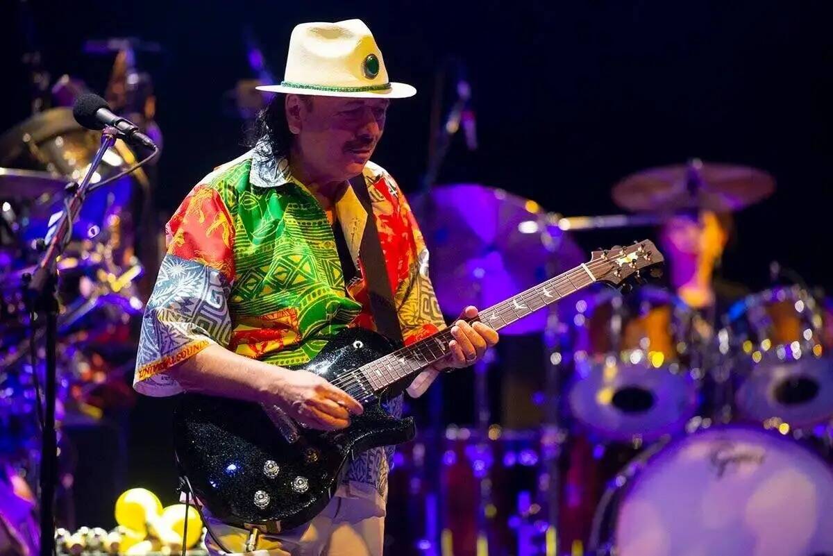 Carlos Santana hace una prueba de sonido después de una conferencia de prensa para anunciar un ...