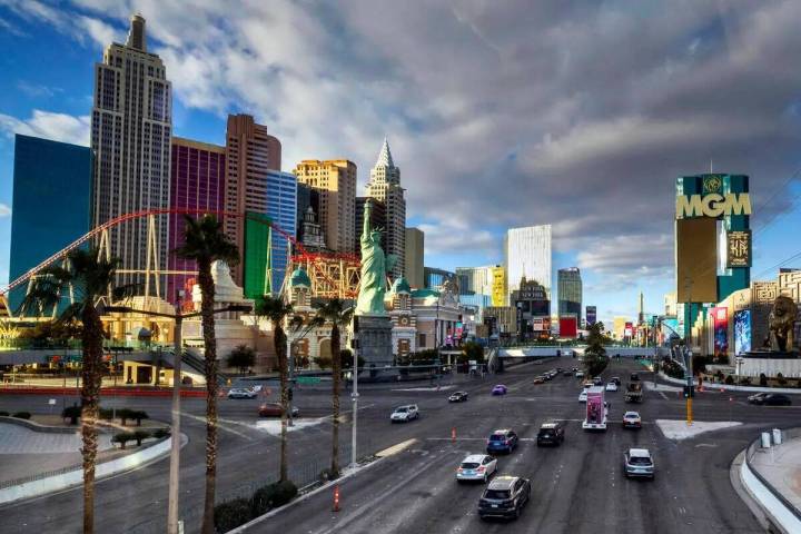 El Strip de Las Vegas se ve mientras una demanda recientemente publicada afirma que MGM, Caesar ...
