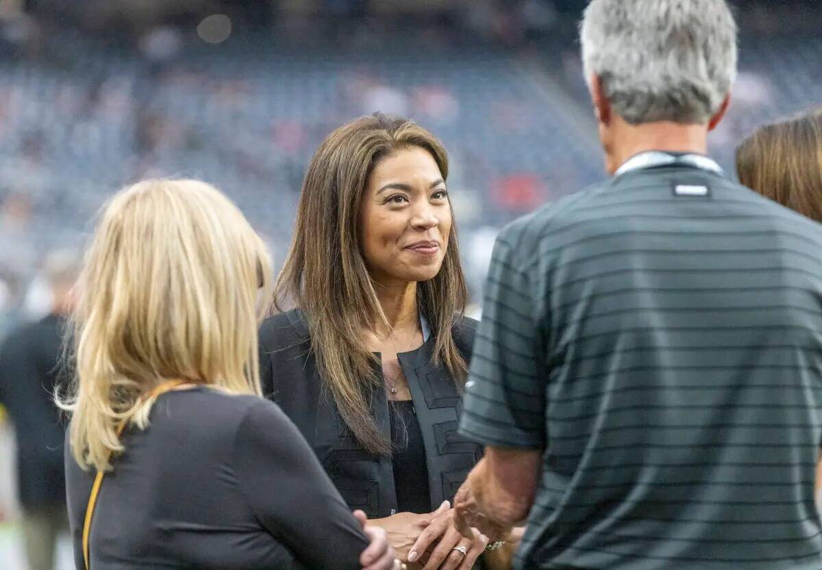 La presidenta de los Raiders, Sandra Douglass Morgan, se reúne con los fans en Allegiant Stadi ...